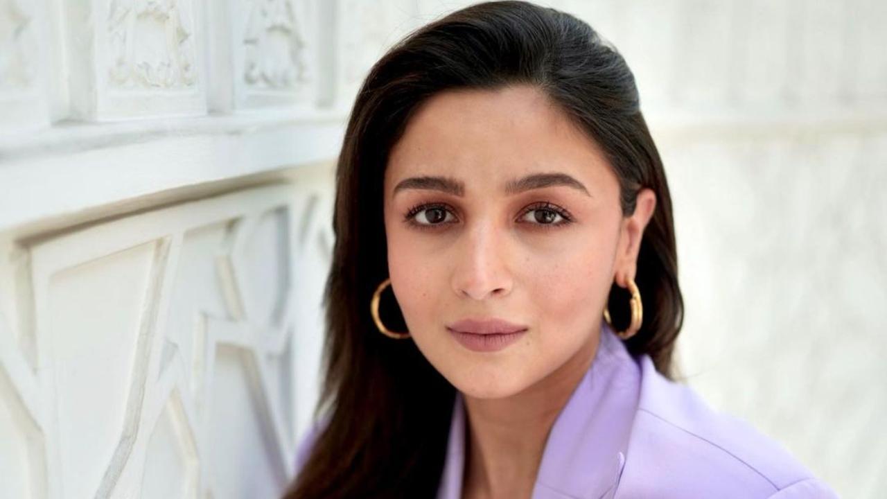 'Mama' Alia Bhatt flaunts new mug days after birth of daughter