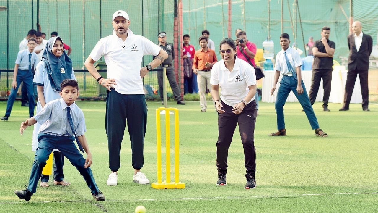 Harbhajan, Mithali in friendly action