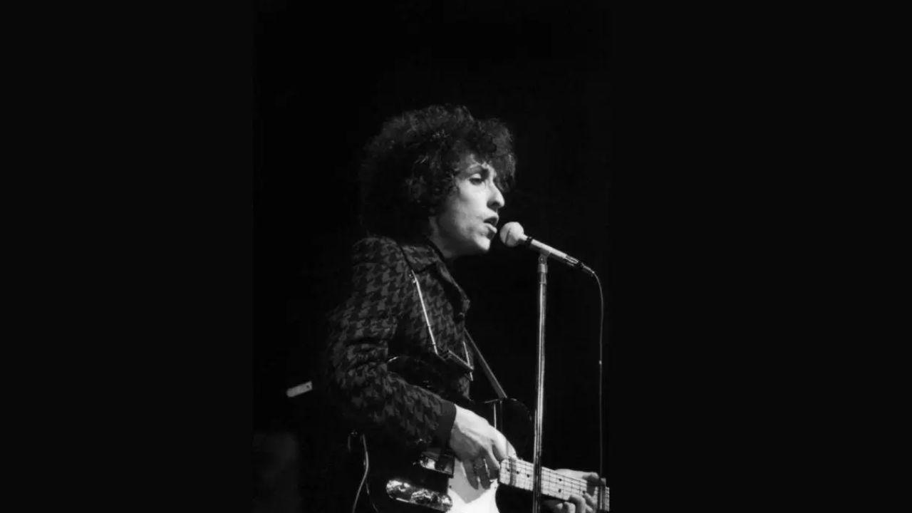 Bob Dylan fans refunded over authenticity of his 'hand-signed' book