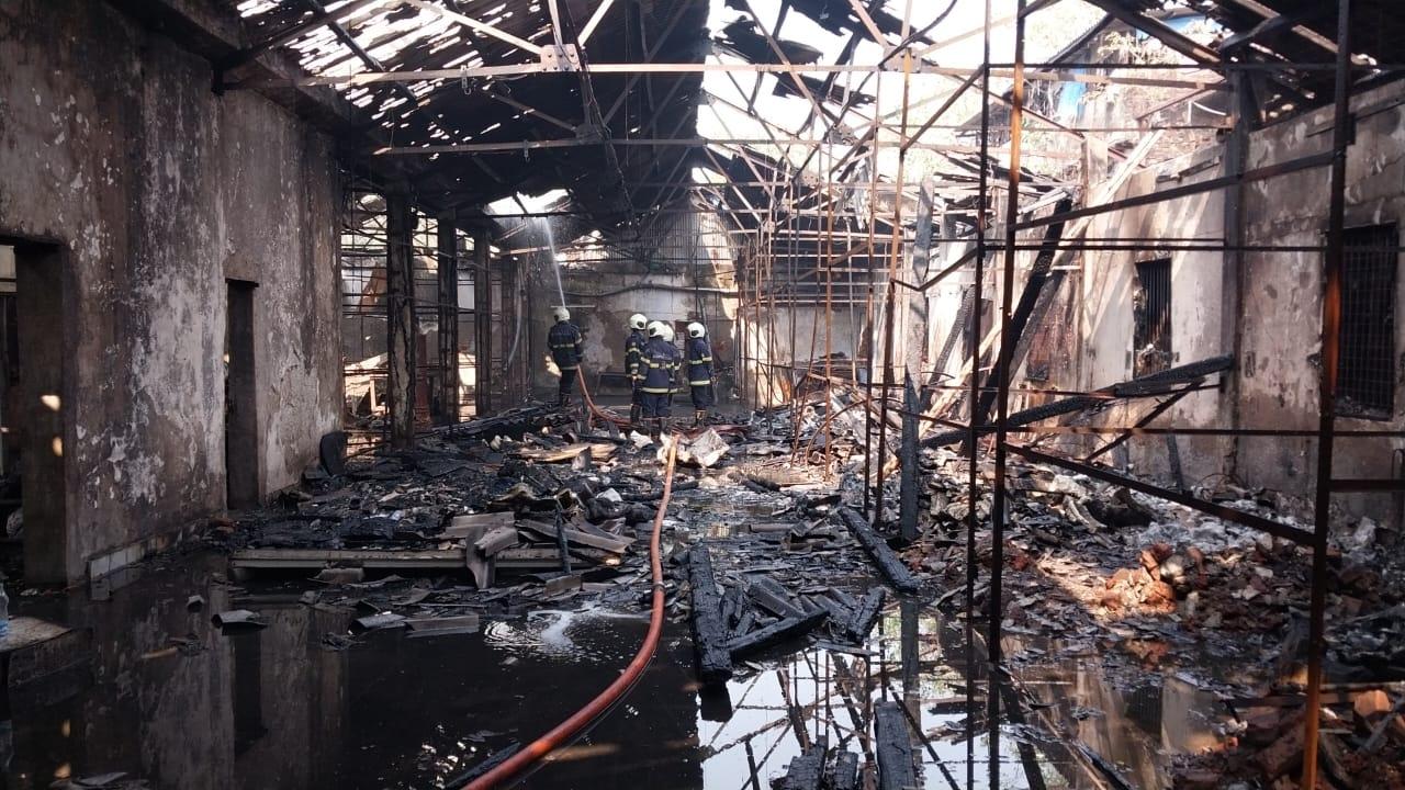 The fire was confined to six-seven hutments and there was dense smoke in the area because of the blaze. Pic/Ashish Raje