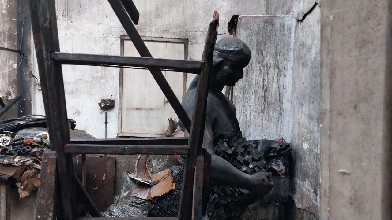 At least eight fire engines and other firefighting vehicles including a water tanker were rushed to the spot and efforts were on to douse the blaze. Pic/Ashish Raje