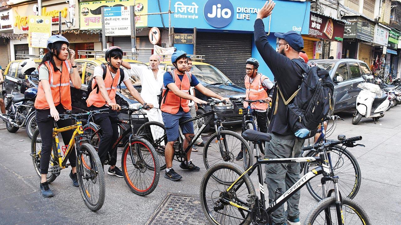Akshay Shetty instructs participants at the starting point in Colaba. Pics/Ashish Raje
