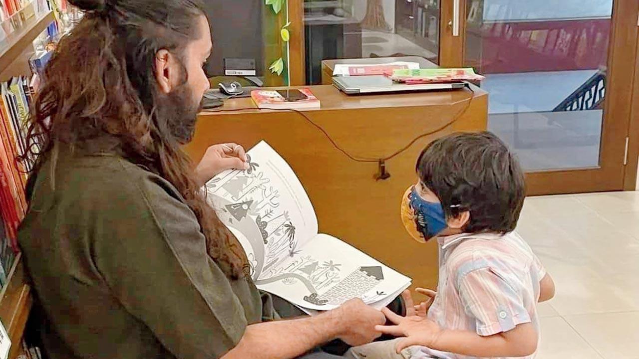 Raviraj Shetty reads out to a kid