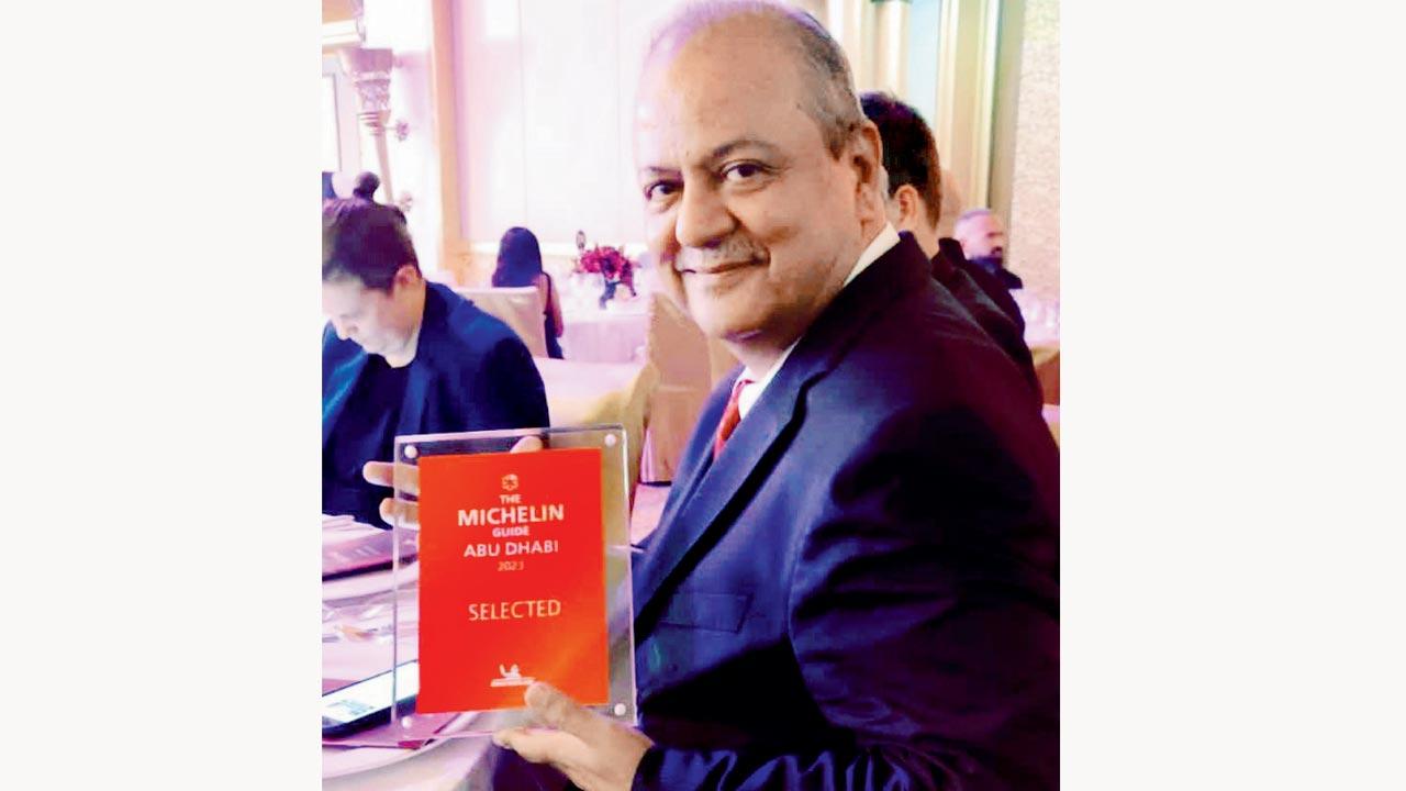 Chef Hemant Oberoi with the Michelin Guide award
