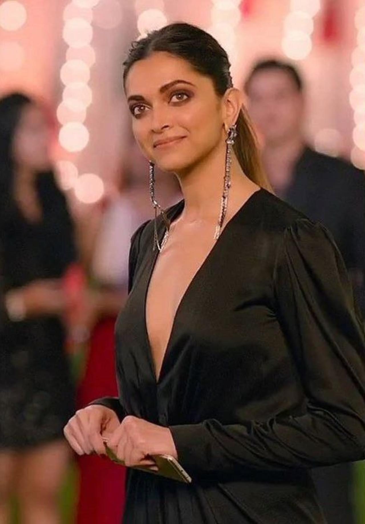 Zero
Deepika sure has a strong professional connection with King Khan. She made a cameo in Khan's last big screen outing, Zero as herself. Her calming presence sure worked like a charm for the scene. For Khan's big-screen comeback with Pathaan, Deepika will be seen opposite him in a full fledged role