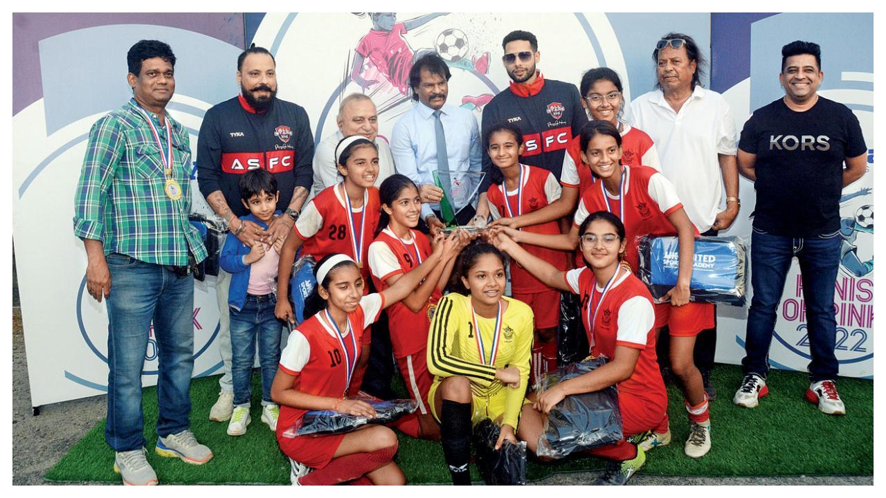 AVM Juhu school team and coach Desmond D’Souza (extreme left) celebrate with the mid-day’s Ranis of Rink winner’s trophy. Pics/Rane Ashish, Atul Kamble, Satej Shinde