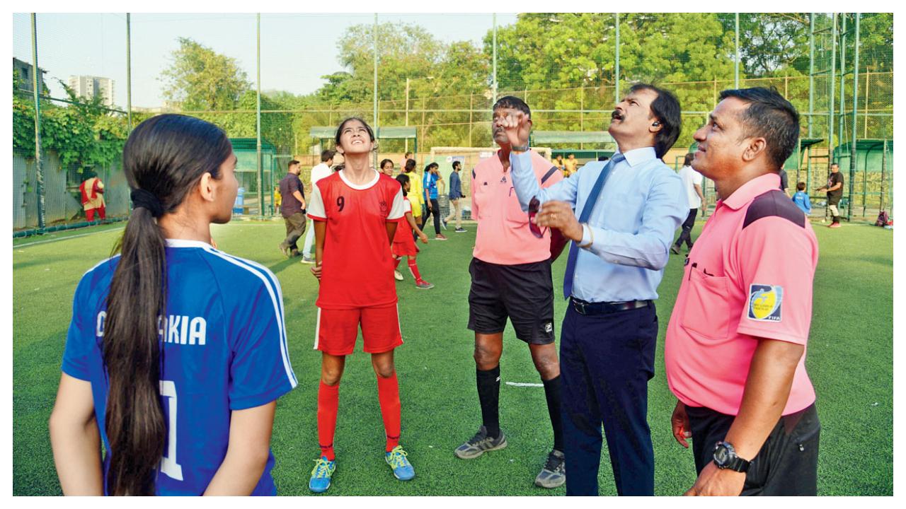 Guest of honour Dhanraj Pillay (2nd from right) during the toss ahead of the final between AVM Juhu and Dhirubhai Ambani International