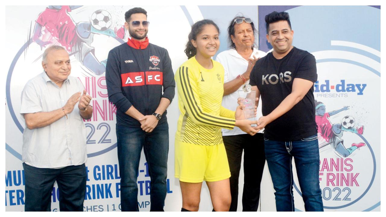 Friend, supporter and well-wisher of Ranis of Rink, Ronnie D’Souza presents the Best Goalkeeper award to AVM Juhu’s Anoushka Patni Friend, supporter and well-wisher of Ranis of Rink, Ronnie D’Souza presents the Best Goalkeeper award to AVM Juhu’s Anoushka Patni