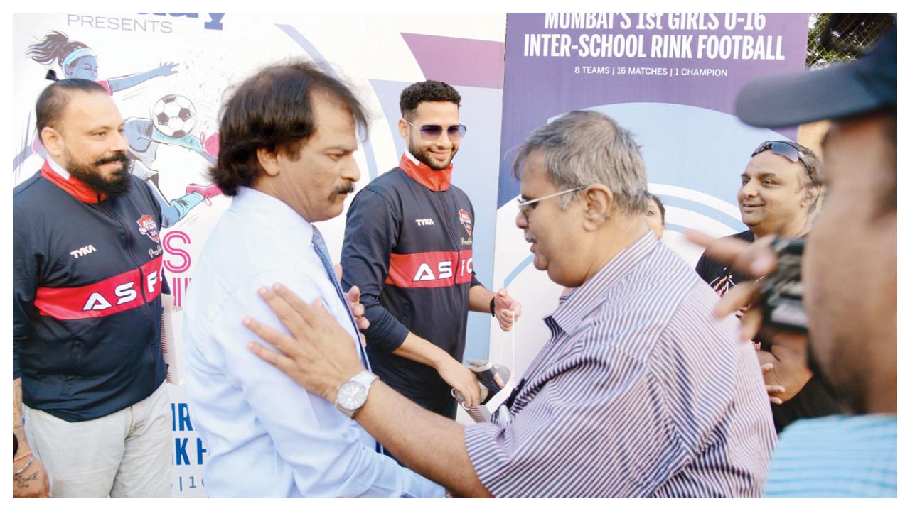 Hockey great Dhanraj Pillay gets nostalgic with mid-day’s Group Sports Editor Clayton Murzello at the Neville D’Souza Turf in Bandra Hockey great Dhanraj Pillay gets nostalgic with mid-day’s Group Sports Editor Clayton Murzello at the Neville D’Souza Turf in Bandra