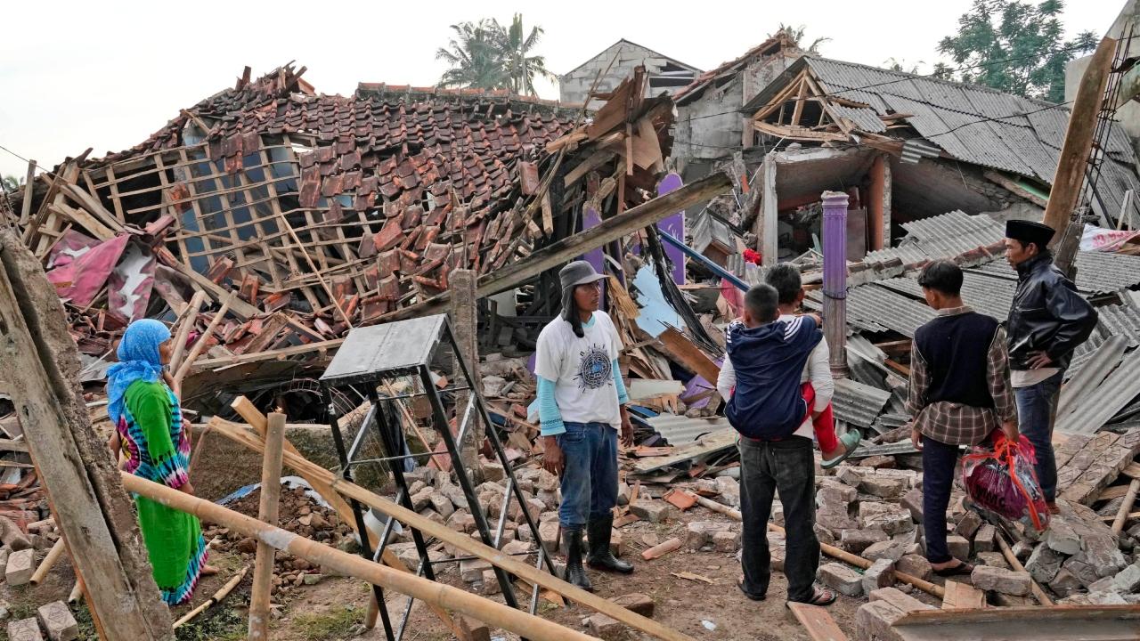 A powerful earthquake killed at least 162 people and injured hundreds on Indonesia's main island on Monday