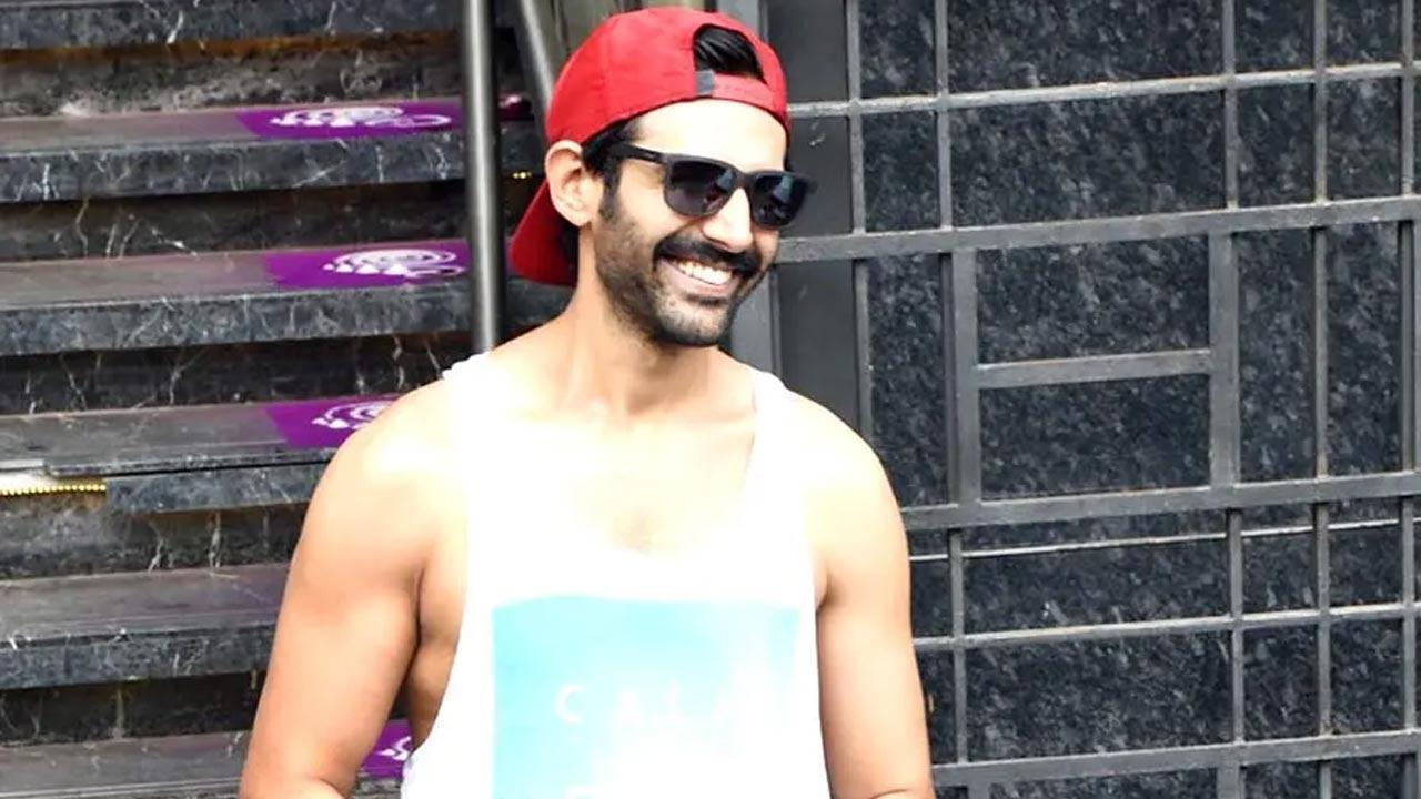 Check out Kartik Aaryan's latest video as he 'sweats it out' at gym