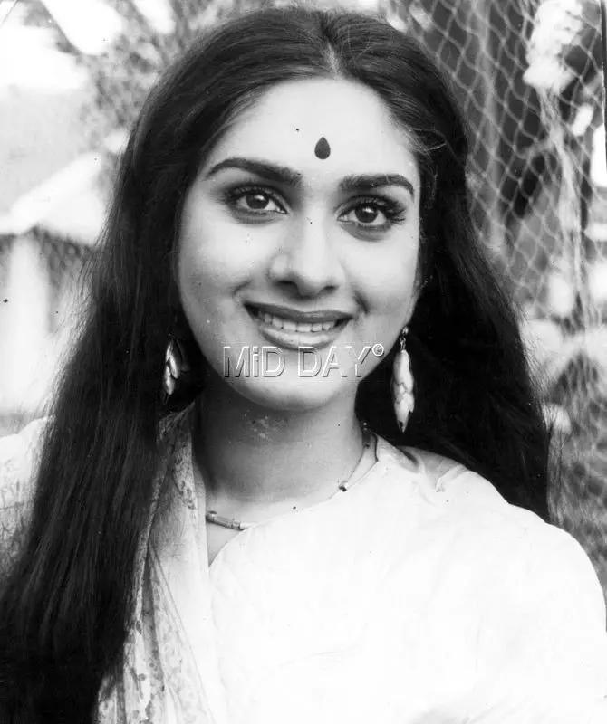Meenakshi Seshadri's chemistry with Vinod Khanna was also lauded as the actress delivered hits like Satyamev Jayate, Jurm and Humshakal with him.