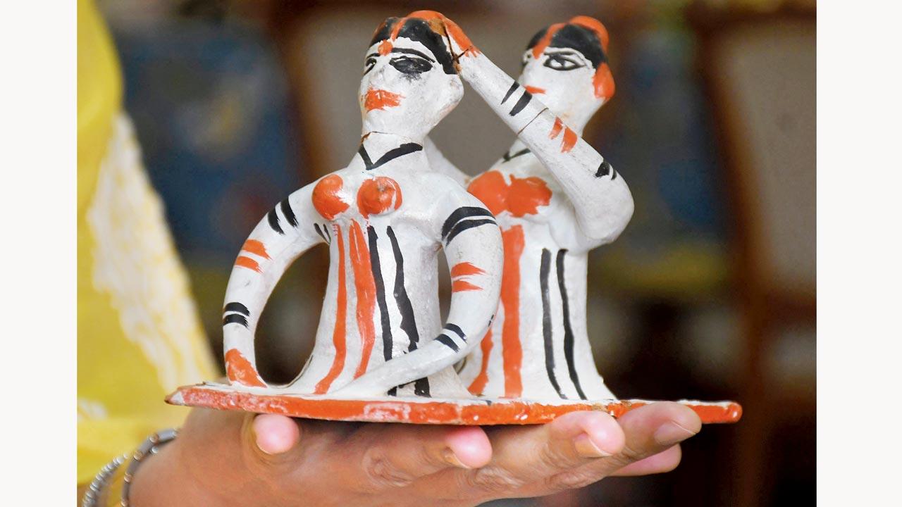 These Kanthalia dolls are made by the potter community of Murishabad, West Bengal. The artisan Sadhan Pal is the last in his village to sustain this art form
