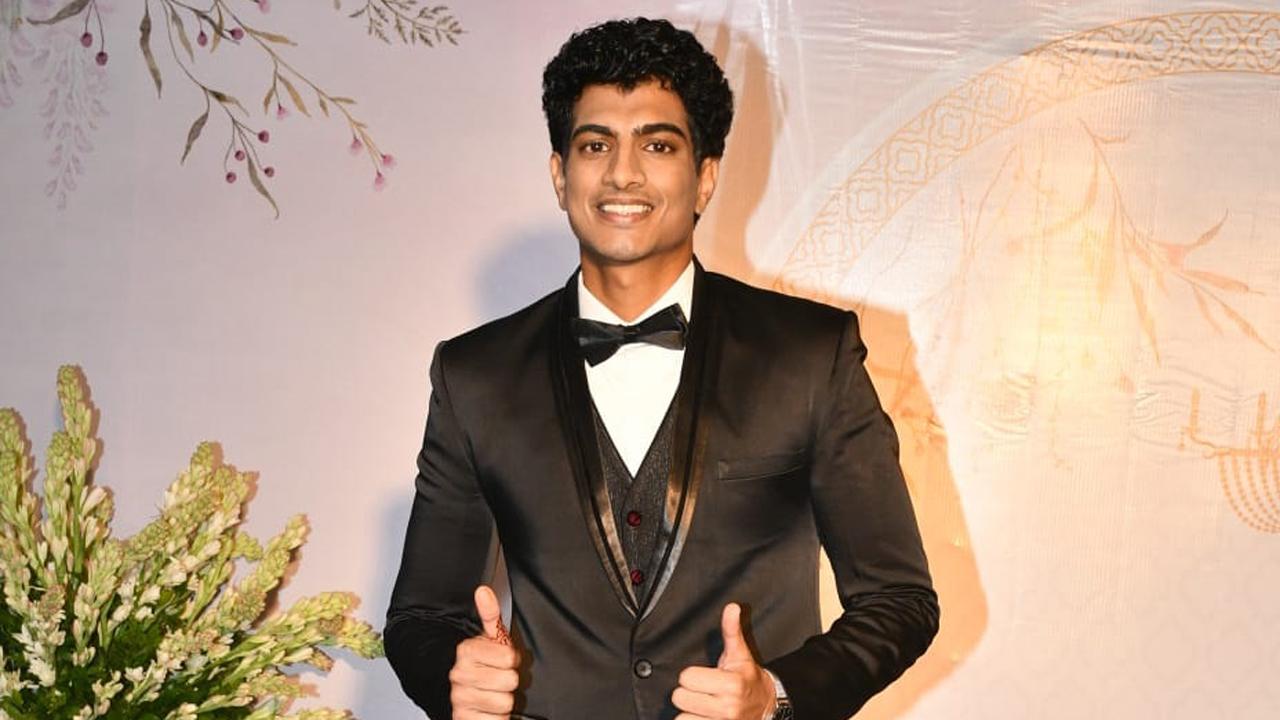 The bride's brother Palaash Muchhal made an entry in a tuxedo. Palaash also shared an emotional video. He captioned the reel, “Ab Ghar Pehle Jaisa Nahi Hoga