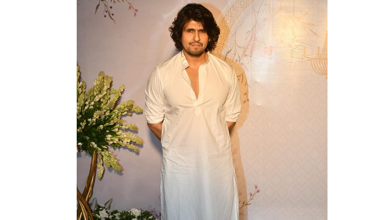 Singer Sonu Nigam arrived at the reception in a white kurta-pyjama with matching white footwear. 