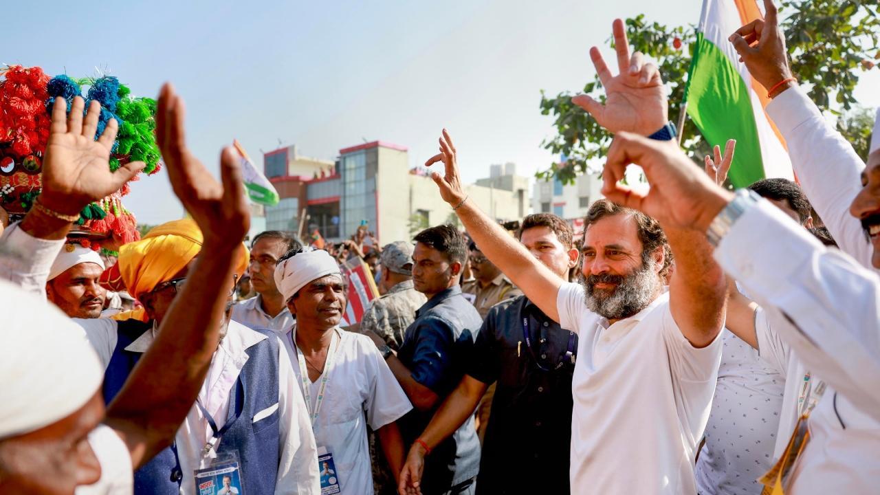Maharashtra: Bharat Jodo Yatra continues in Akola, Rahul Gandhi interacts with locals