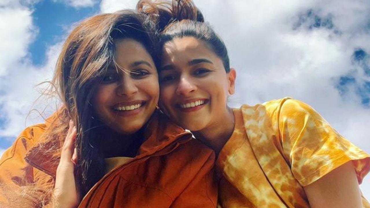 'Mama' Alia Bhatt poses with sister Shaheen for a sunkissed picture