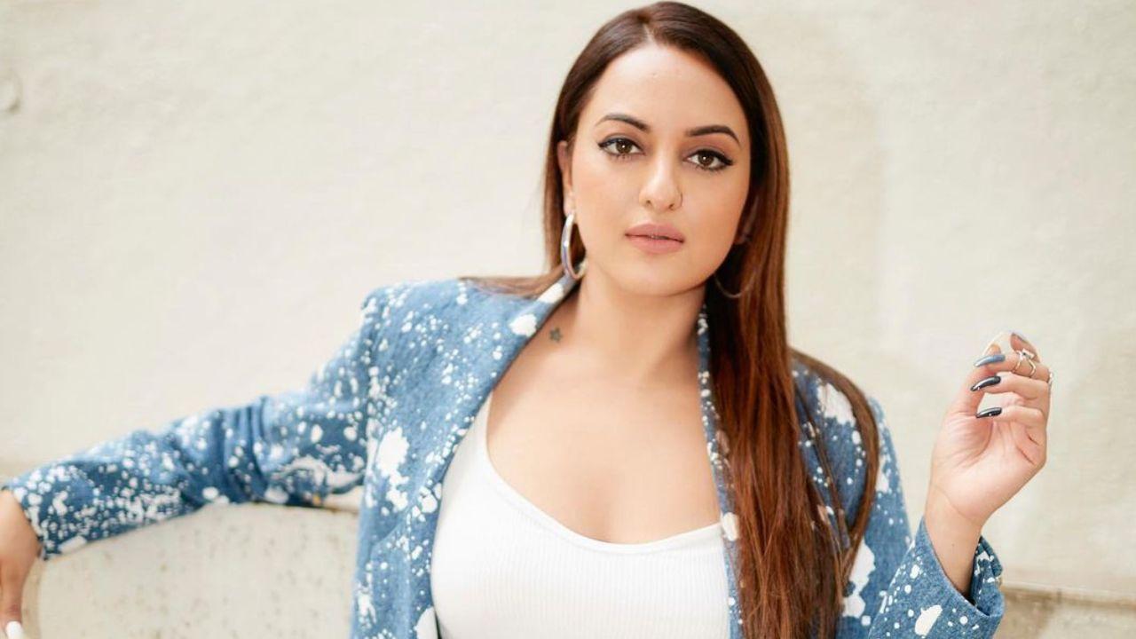 Sonakshi Sinha plays the titular role of Noor, a journalist by profession. Just as when she manages to deal with her life's pluses and minuses, there comes a life-changing and career-defining opportunity in front of her when she chances upon an illegal organ trafficking. This incident could make or break her career. Needless to say, our daredevil Noor picks up the story and exposes the culprits. Sonakshi's performance as a journalist received encouraging responses from many. 