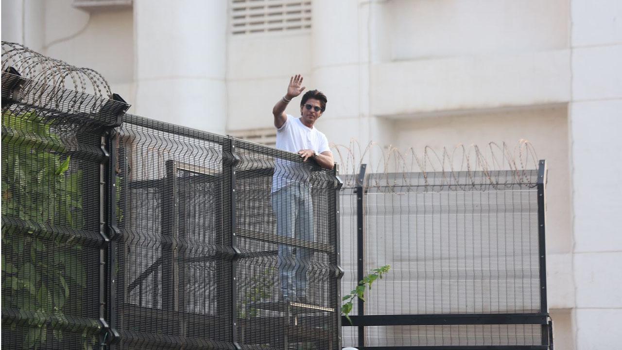 Happy Birthday Shah Rukh Khan! SRK greets fans at Mannat