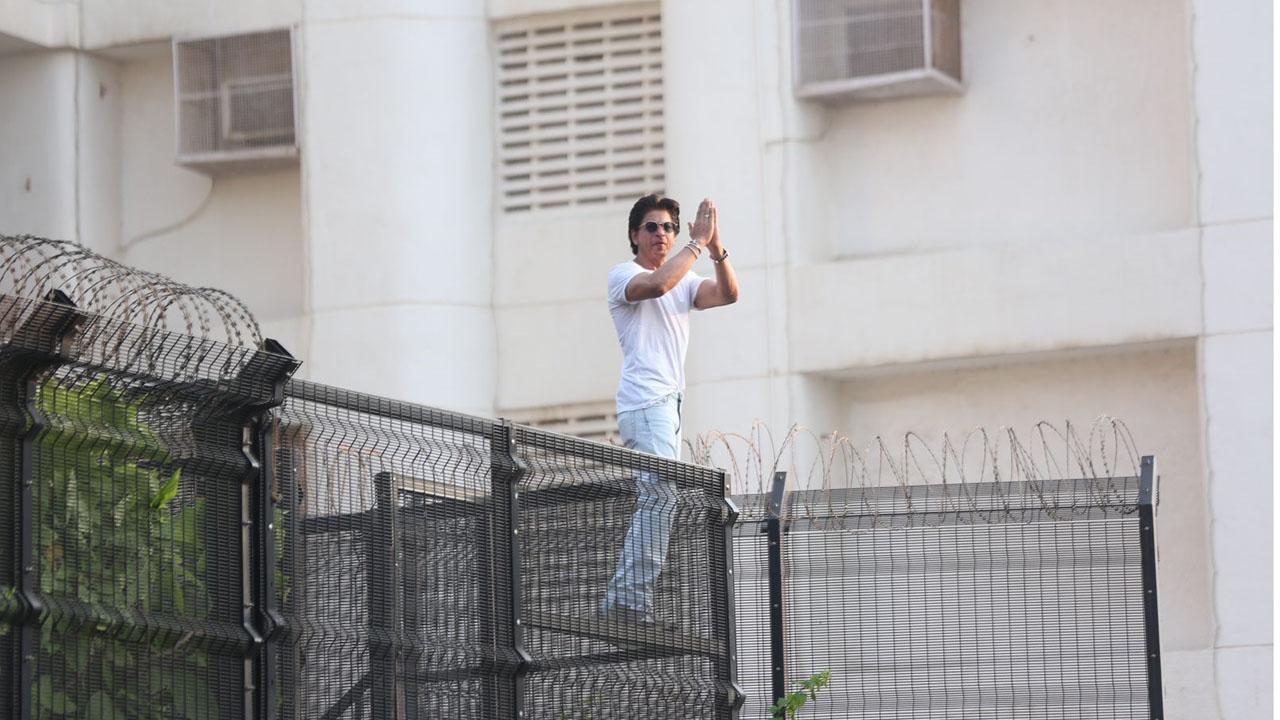 The actor stepped out in a casual avatar in a white T-shirt and blue denims. Adding to his look were glares and multiple accessories on his hands.