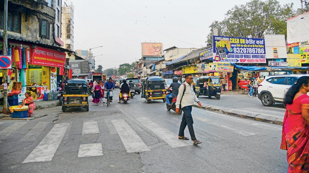 JP Road junction, which is generally full of hawkers, was clear for traffic on Wednesday. Pics/Pradeep Dhivar
