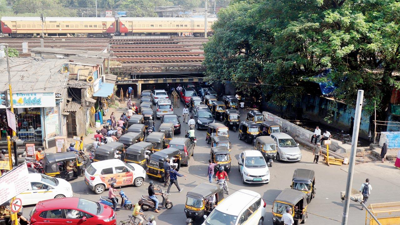 Commuters complained of heavy traffic jams at the Andheri subway, on Monday. PIC/ANURAG AHIRE