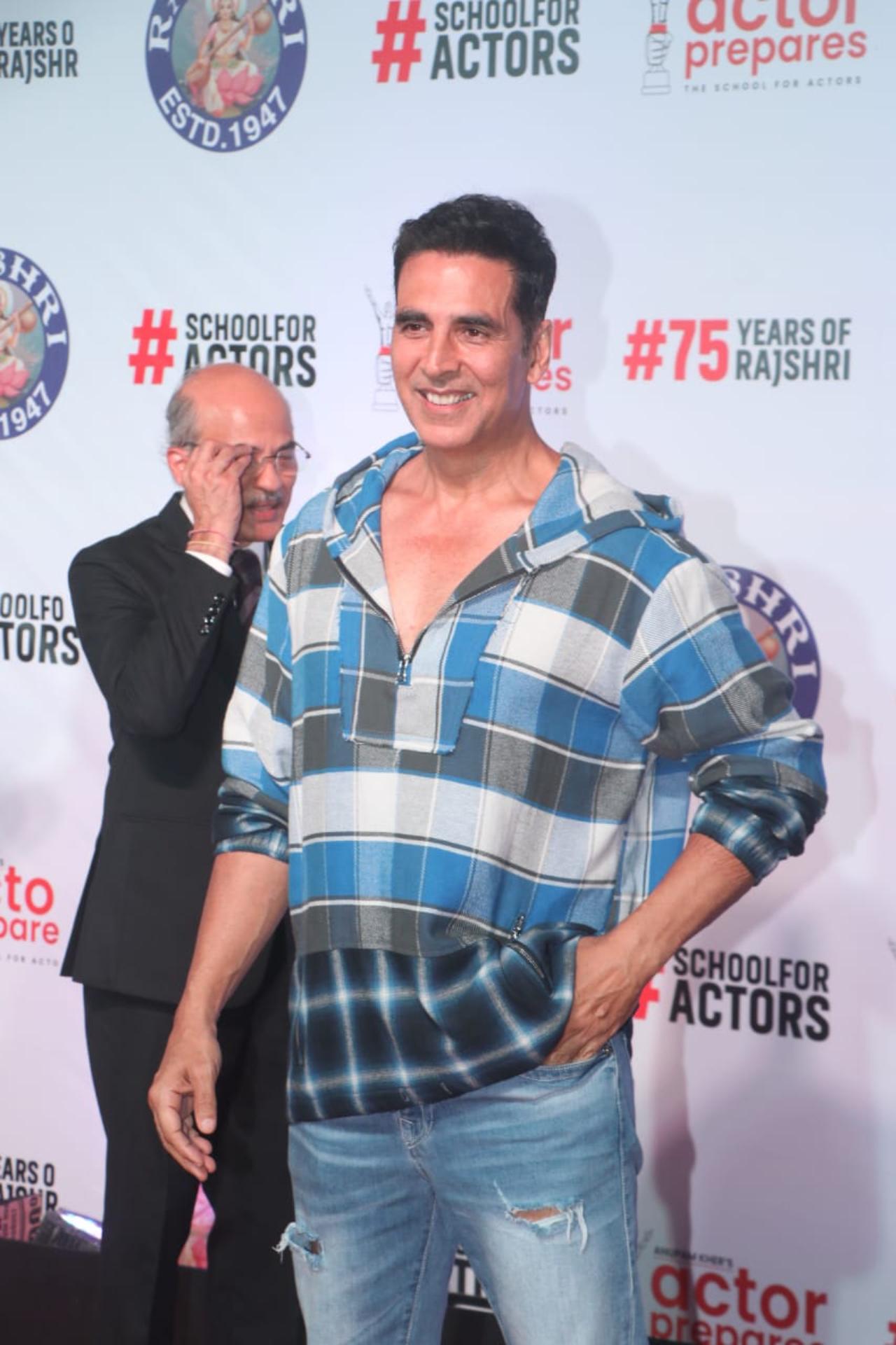 Akshay Kumar was all smiles as he arrived for the premiere. The actor opted for a blue, grey, and white coloured striped hoodie shirt with blue denim pants. He interacted with the team of Uunchai and posed for the paparazzi before heading in