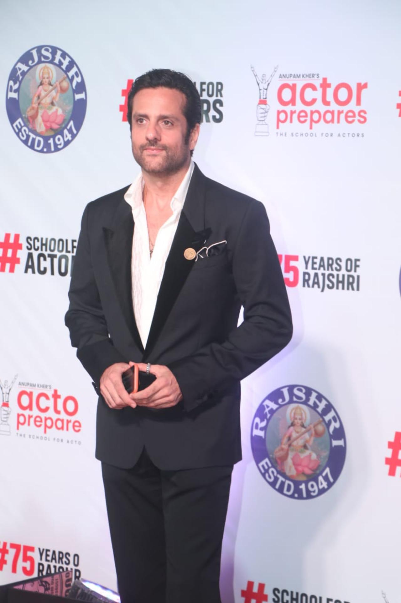 Fardeen Khan, who will be soon making a comeback on the big screen was seen looking dapper in a black suit for the premiere