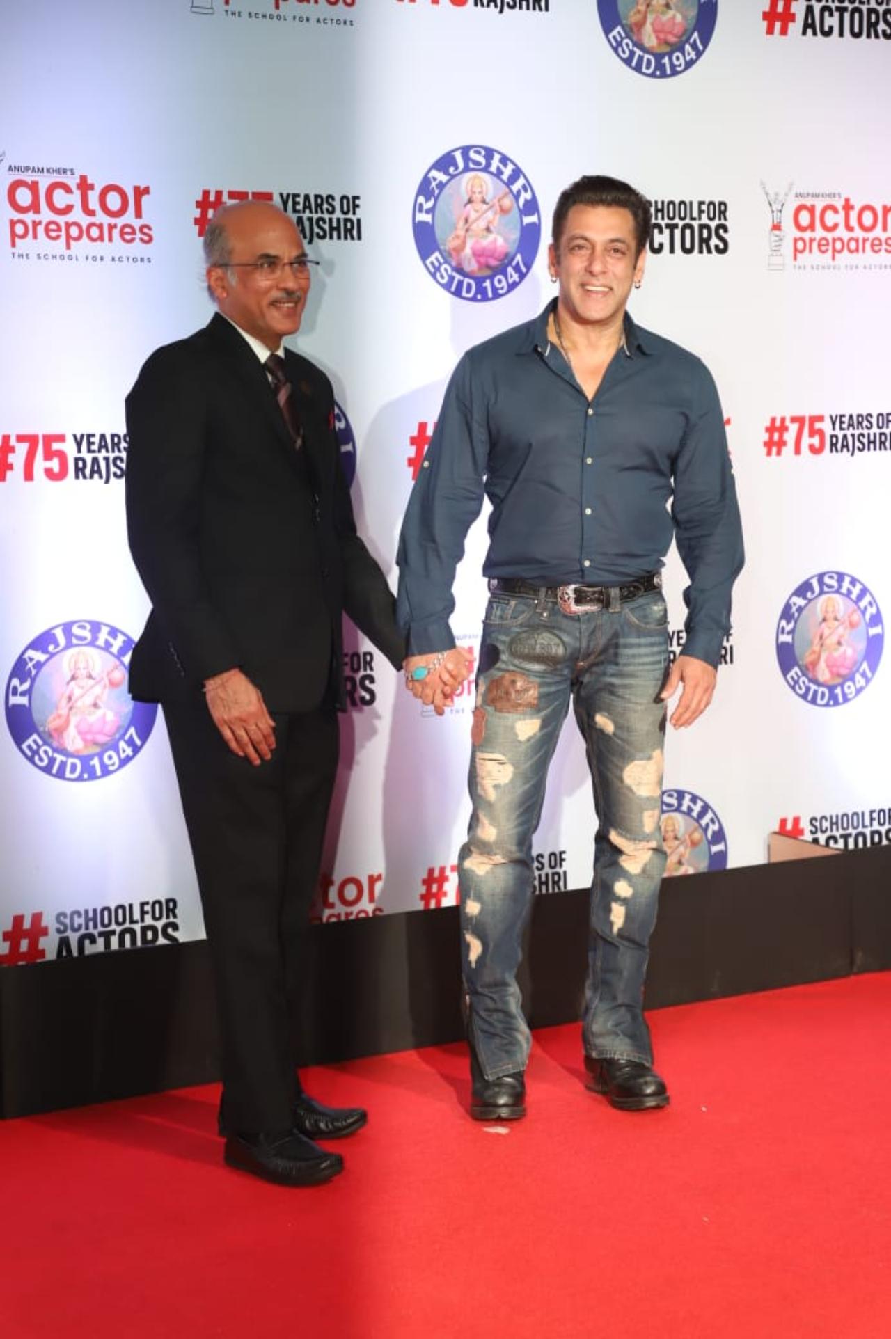 Salman Khan was in his best mood as he posed with director Sooraj Barjatya who made his character Prem popular. Salman held Sooraj's hand and give him a hug as soon as he arrived. The two have worked together in films like Maine Pyar Kiya, Hum Saath Saath hain, Hum Aapke Hai Koun, and Prem Ratan Dhan Paayo. The duo will be soon collaborating together on a film