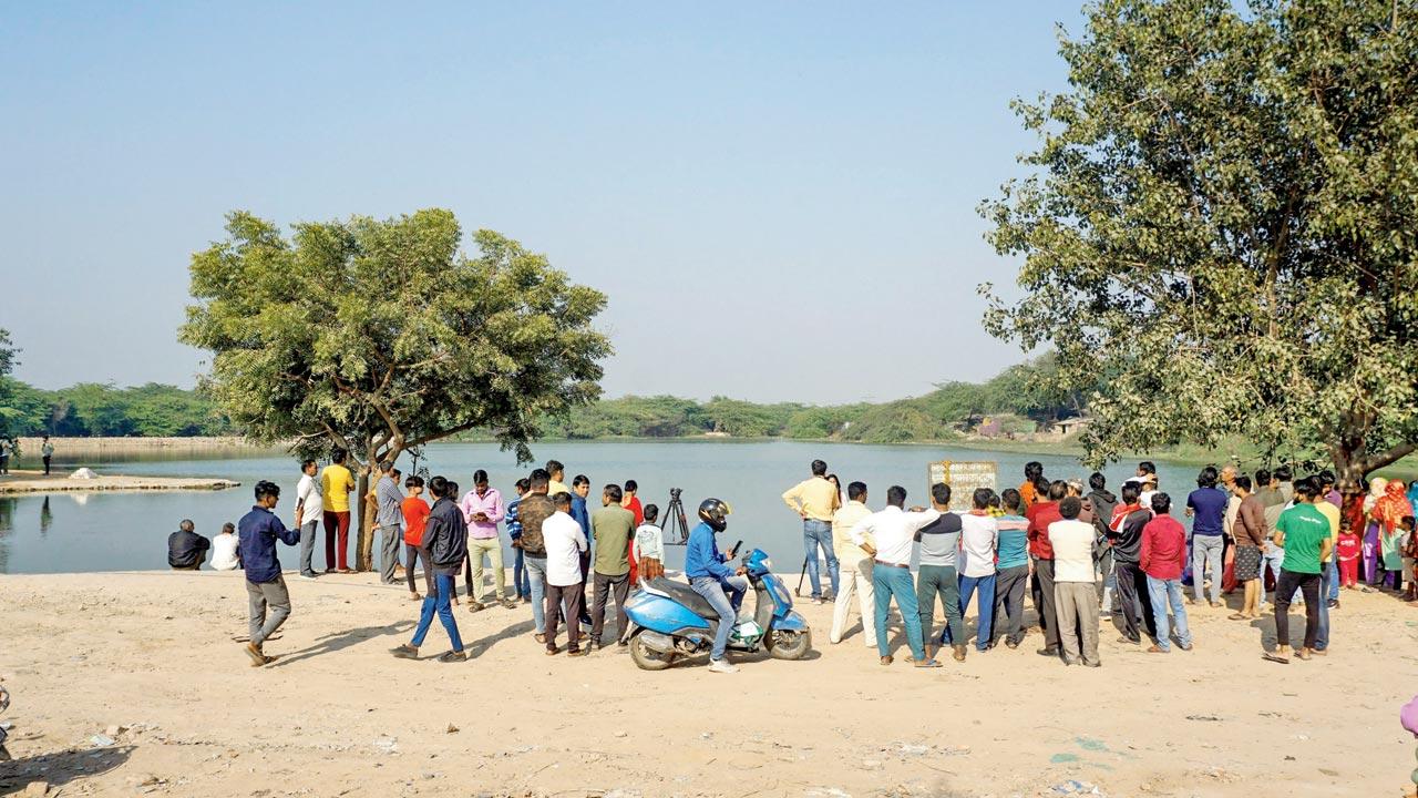 Locals near a pond where Aftab Poonawala dumped Shraddha Walkar’s head and some other remains, in Chhatarpur, Delhi, on Monday. Pic/PTI