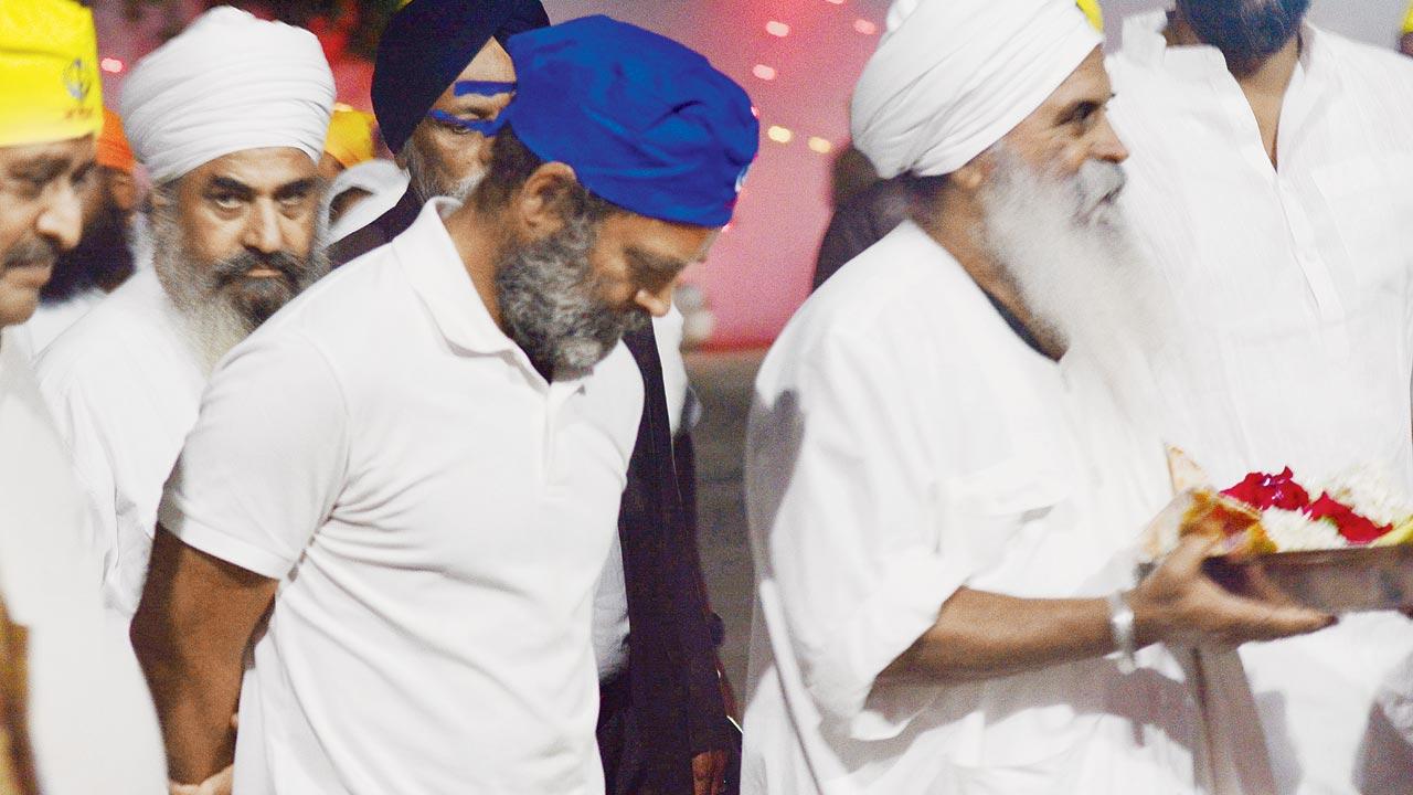 Gandhi met with religious heads of the Gurdwara Yaadgari Baba Zoravar Singh ji, Fateh Singh ji in Ibrahimpur, on the eve of Guru Nanak Jayanti