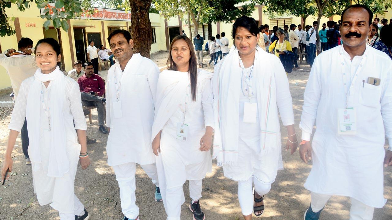 (From left) Aatisha, Dr Manoj Upadhyay, Vaishnavi Bharadwaj, Pinki Singh and Dr Shravan Govindrao Rapanwad are among the nine people from Maharashtra who are part of the 120-member core team that is covering the entire stretch with Gandhi over 150 days