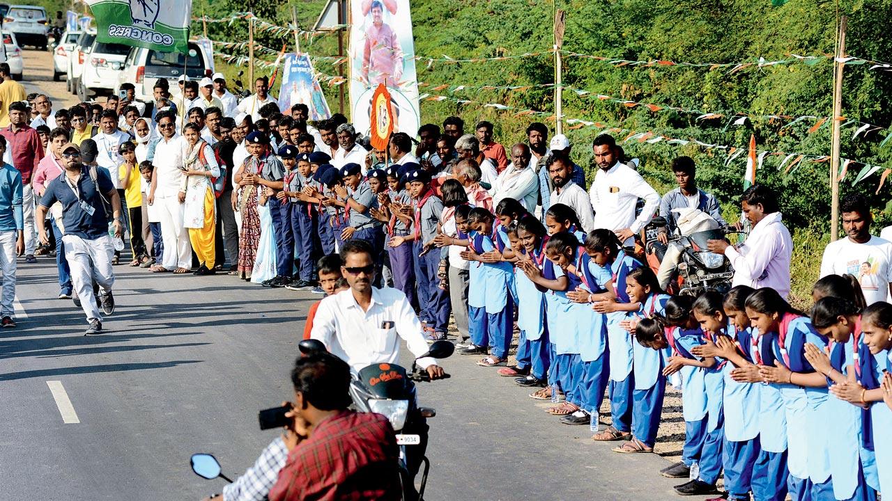 Girl Guides line up to greet Gandhi 