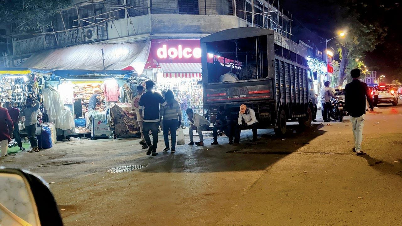 Mumbai: When clock strikes 7, it is party time for hawkers at Bandra