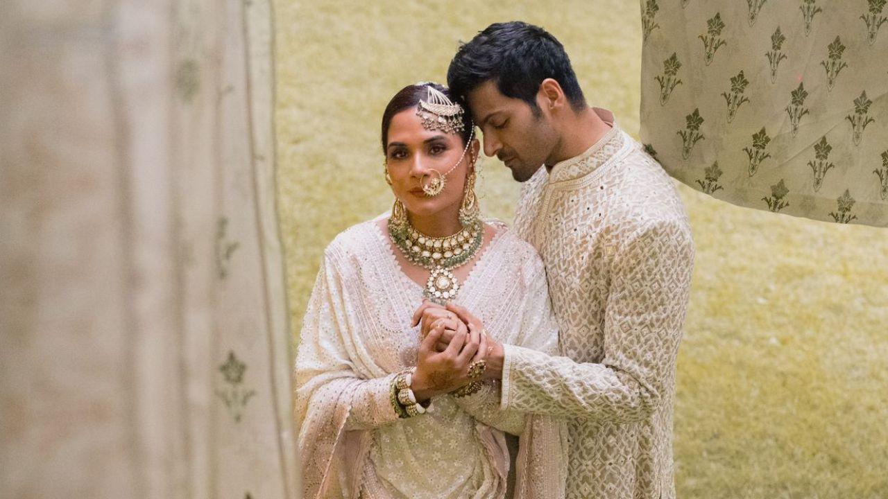 The duo complemented each other in every manner possible. While Ali had sported a paneled gold and beige sherwani, Richa looked stunning in an off-white outfit
