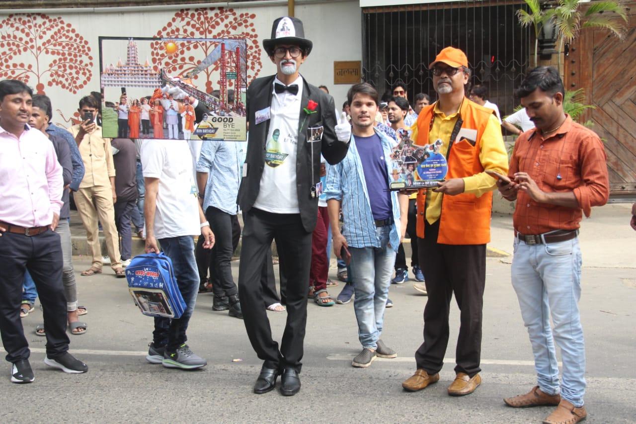 A fan who was dressed in a black suit and carrying a beard similar to that of Amitabh Bachchan posed for the paparazzi with a special artwork he created for the Shahenshah actor