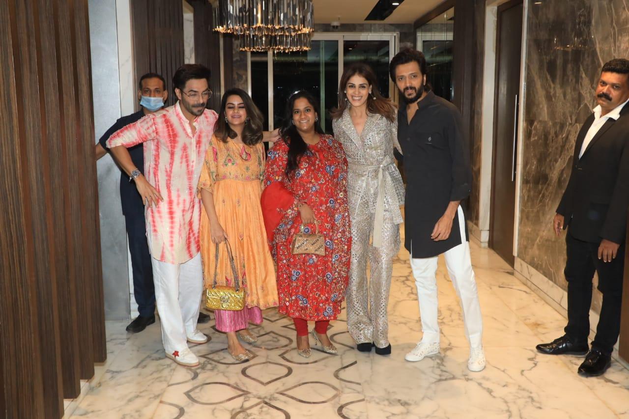 Riteish Deshmukh and Genelia Deshmukh pose with Arpita Khan, Aparshakti Khurana and his wife Akriti