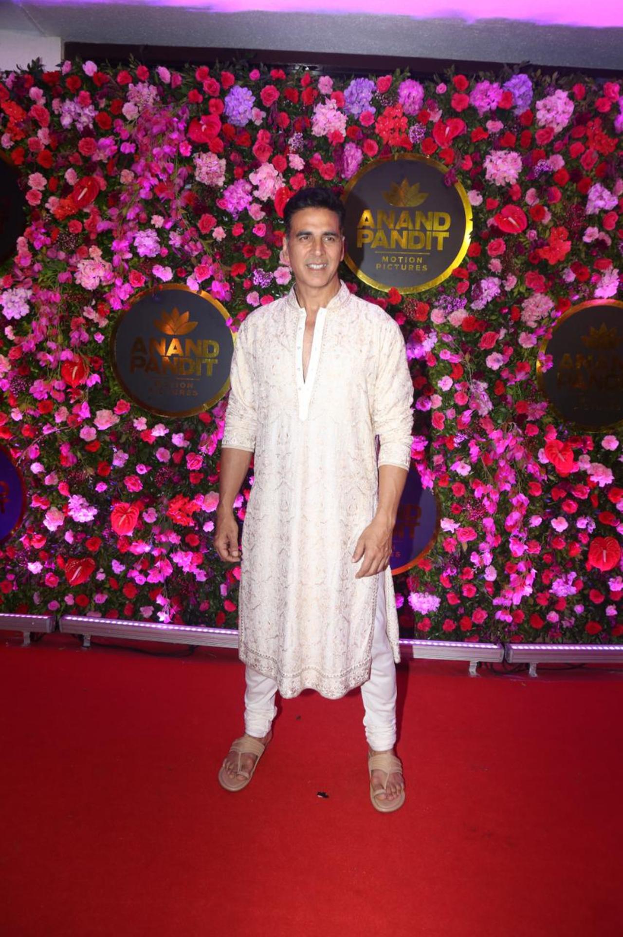 Akshay Kumar made a solo entry dressed in all-white traditional wear. The actor is currently busy promoting his Diwali release, Ram Setu