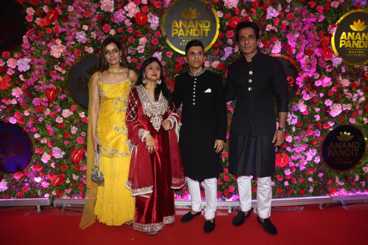 Sonu Sood and his wife posed with the hosts of the night