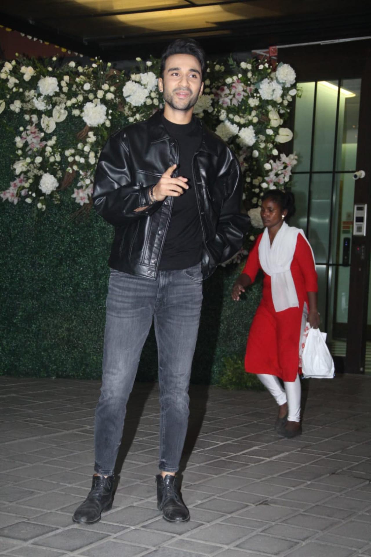 Dancer-actor Raghav Juyal made an entry to the party dressed in a grey denim pant, black t-shirt and a leather jacket. He was seen interacting with the paps and even clicked pictures with them before entering the party. The actor will be seen in Salman Khan's upcoming film 'Kisi Ka Bhai...Kisi Ki Jaan'