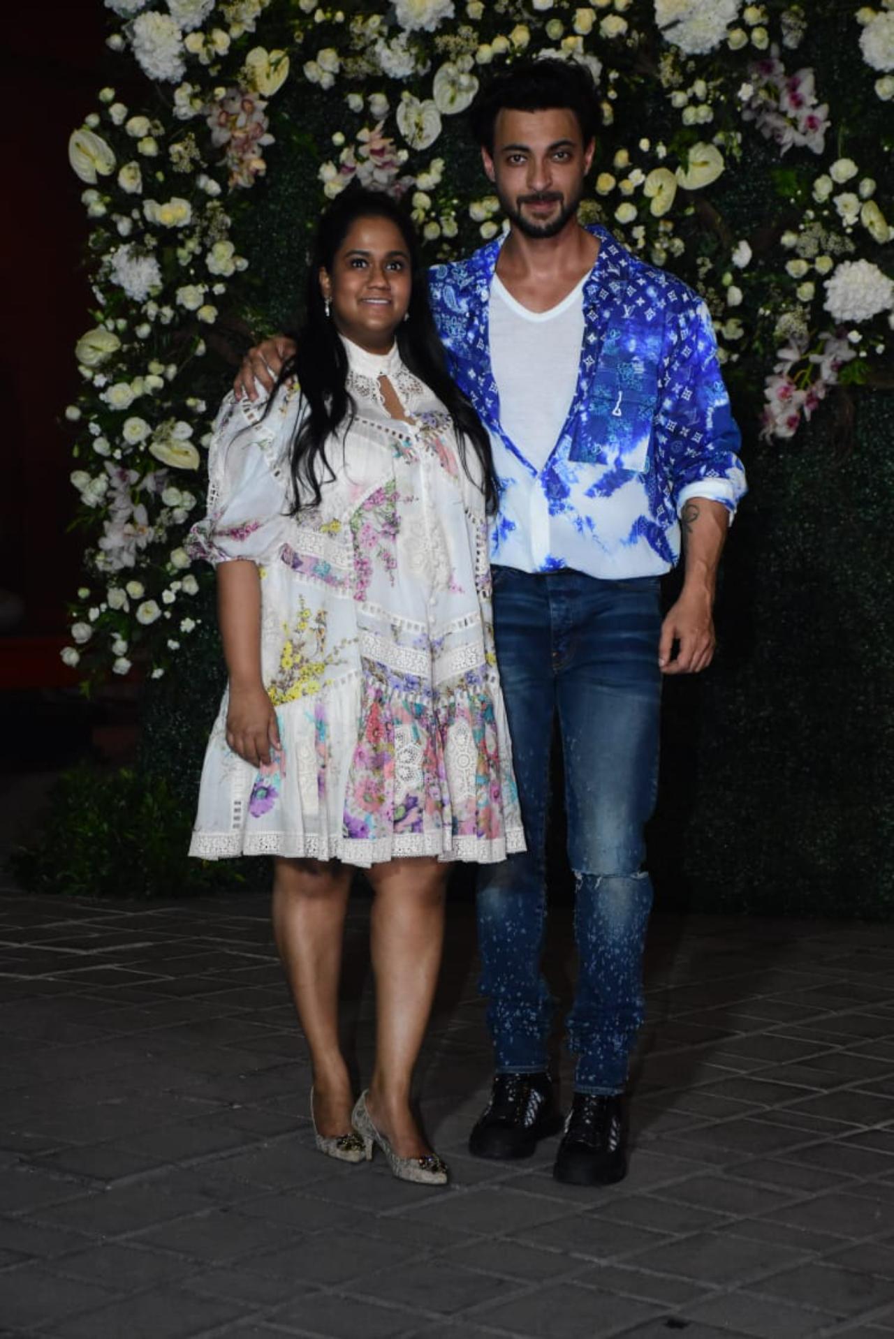 Birthday boy Aayush Sharma posed with his wife Arpita Khan for the paparazzi. He also cut a cake with the media waiting outside