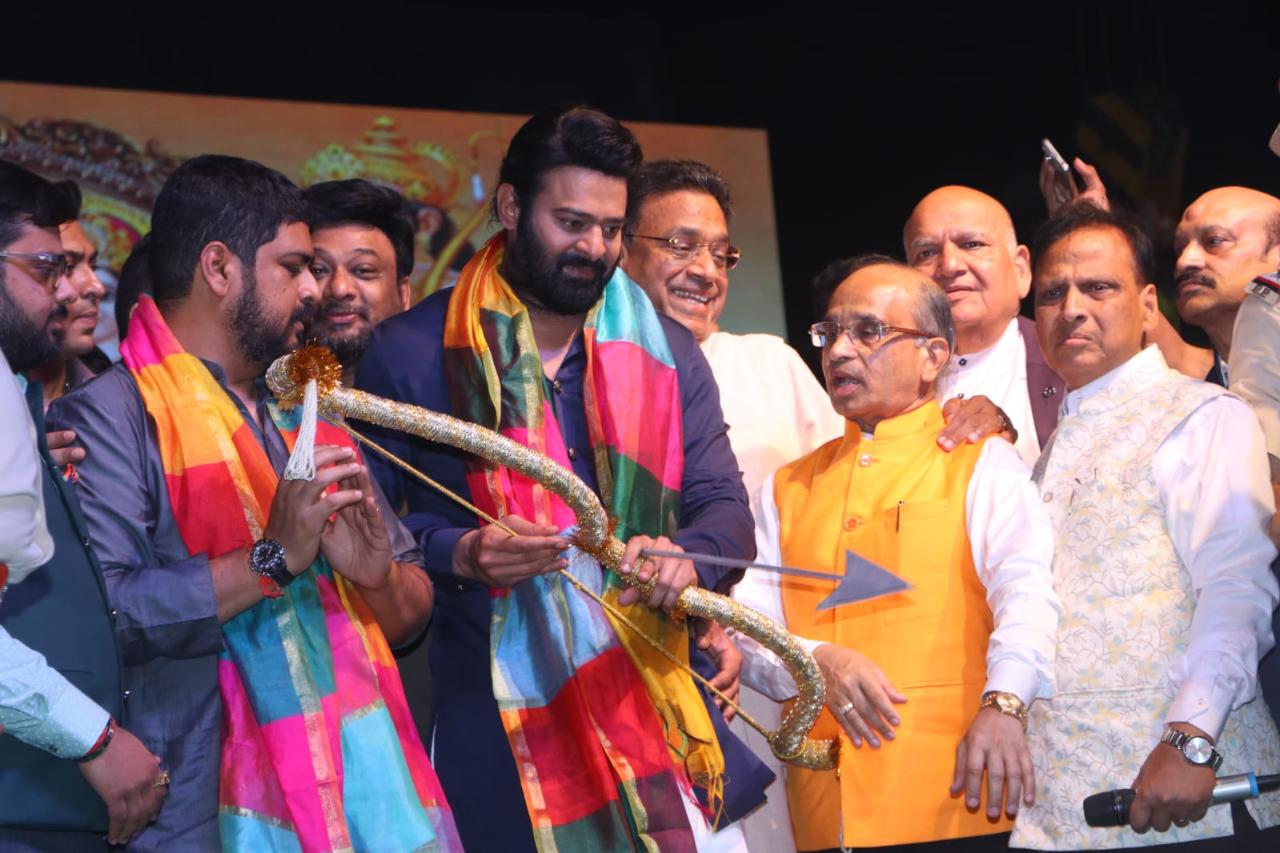 For the festivities, which the Luv Kush Ramlila Committee arranged, Prabhas was present along with his 'Adipurush' director Om Raut and Delhi CM Arvind Kejriwal