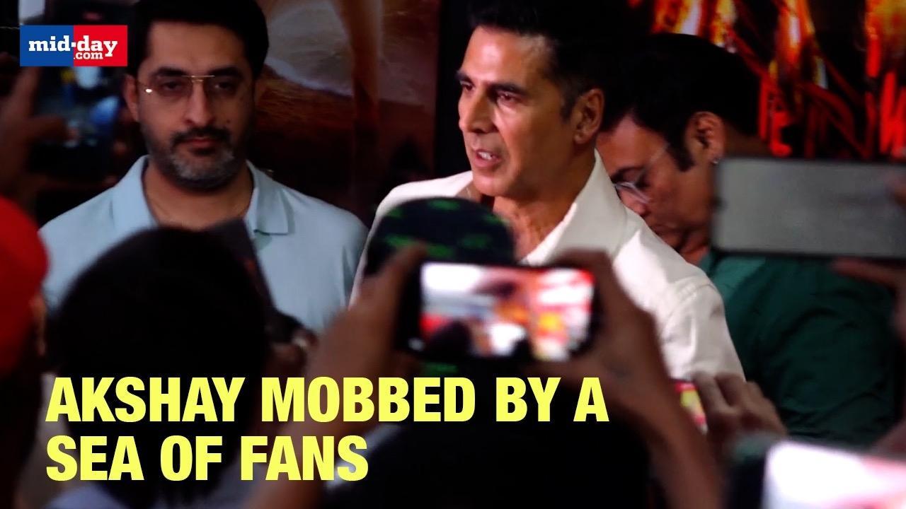 Ramsetu | Akshay Kumar Showered With Love By His Fans At Mumbai Theatre