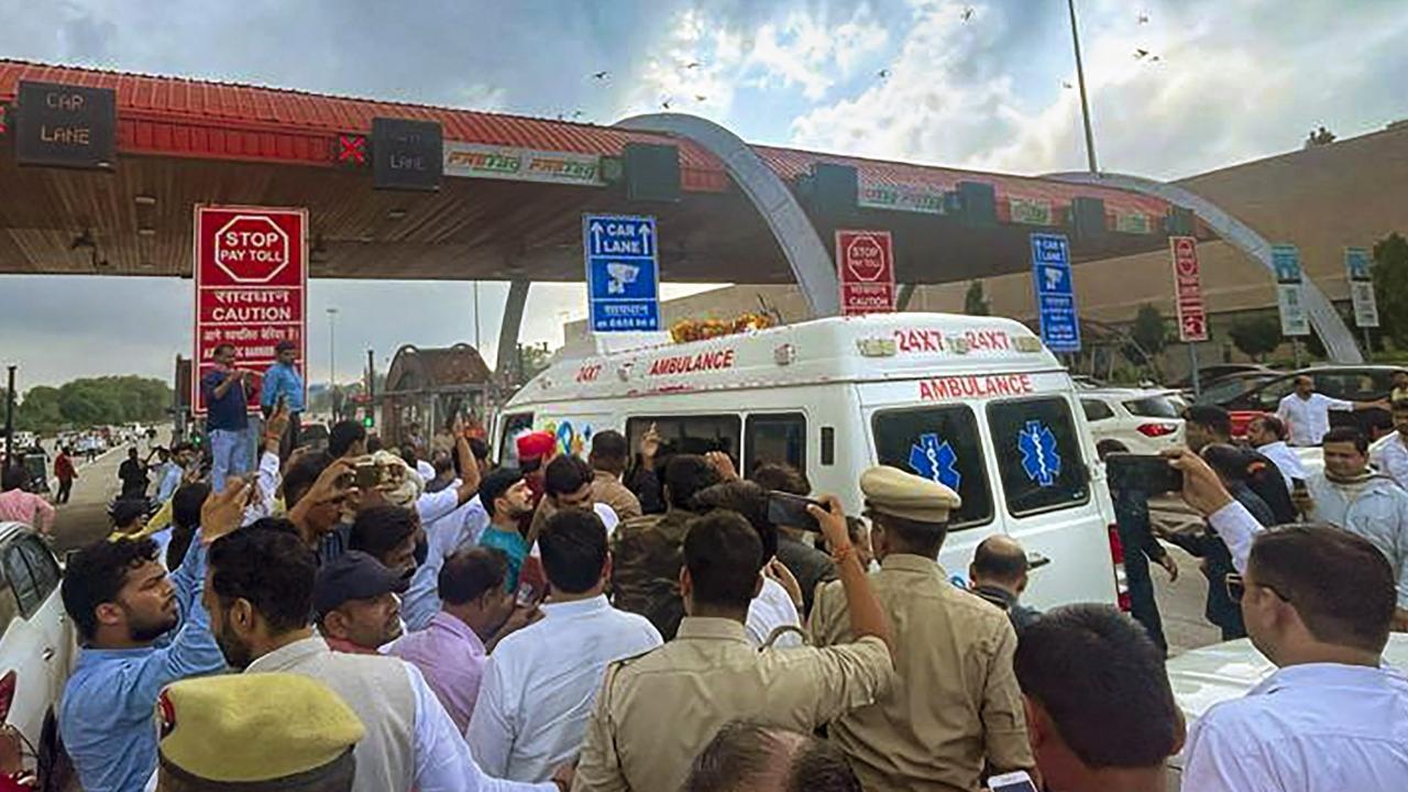 Mulayam Singh Yadav's body arrives at native Saifai village, people throng to pay tributes