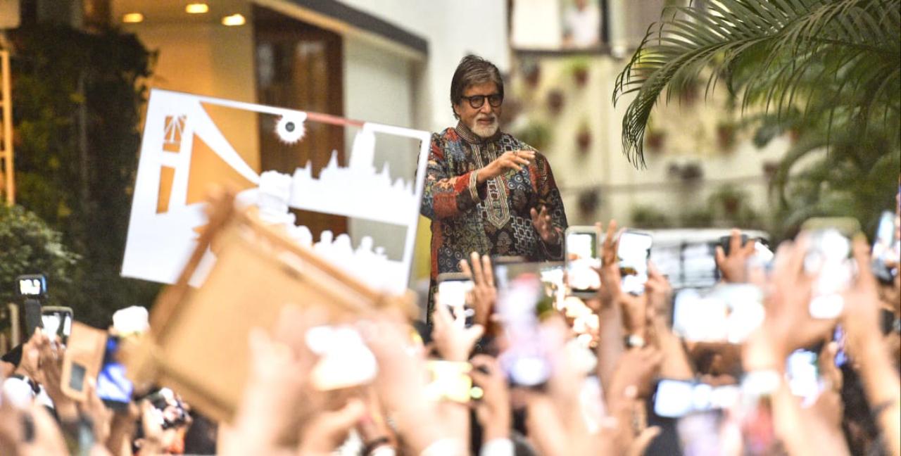The veteran star looked dapper, as he could be seen donning a multicoloured kurta paired with white pyjamas