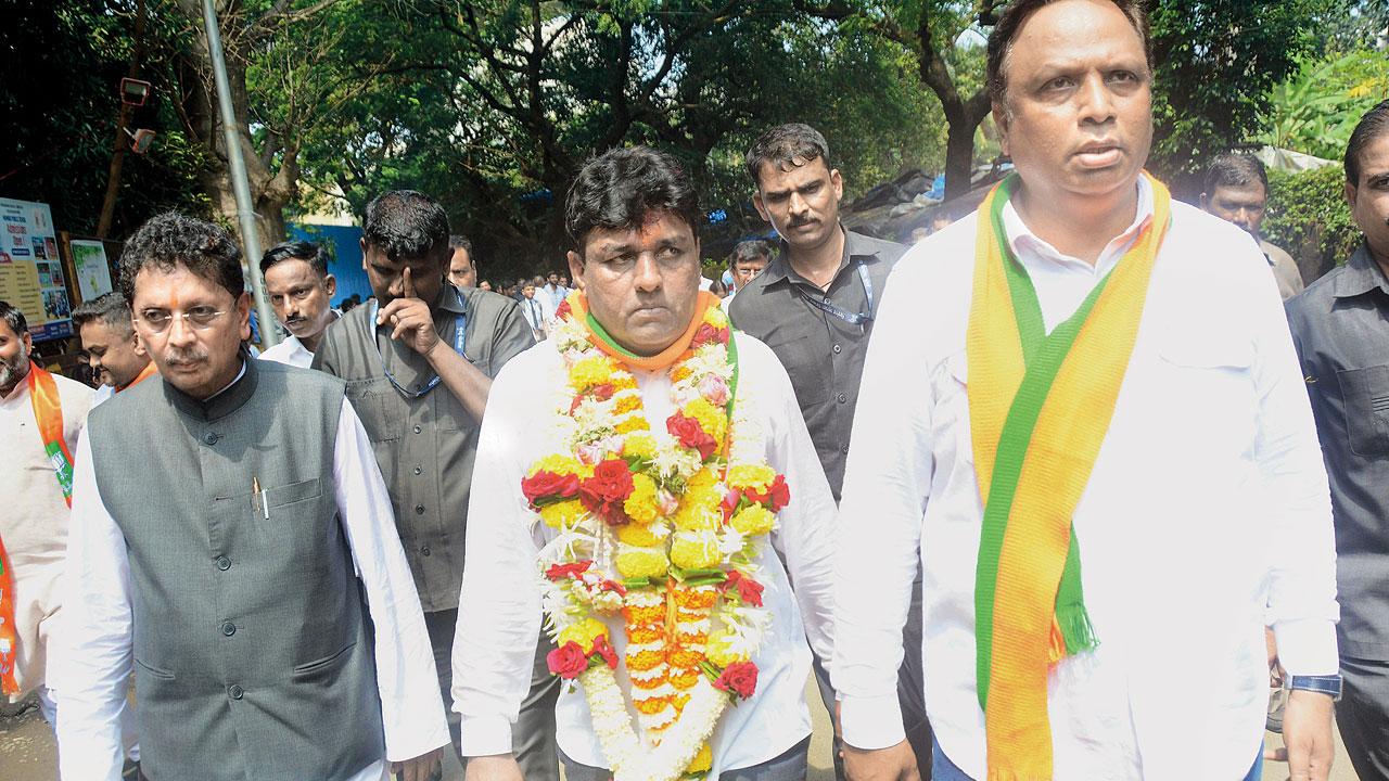 Murji Patel with Deepak Kesarkar and Ashish Shelar. Pics/Sayyed Sameer Abedi