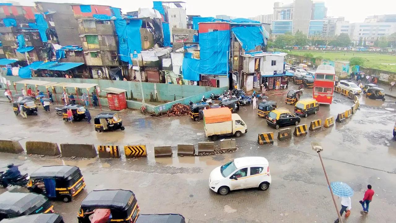 Kurla is another station where the municipal body needs to implement a SATIS, as extreme crowding is seen in both the east and west. The situation is comparatively worse in the west from where commuters walk towards LBS Road and the BKC junction