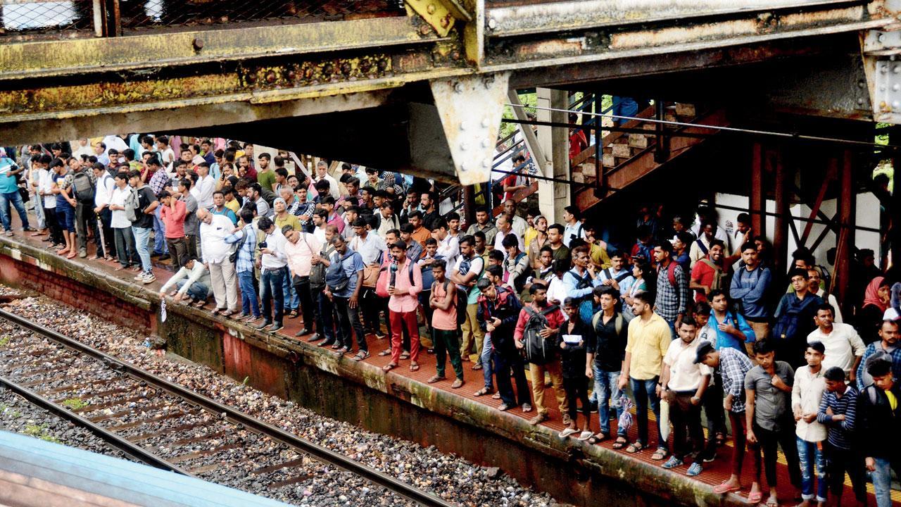 Mumbai: How crowding at Bandra and Kurla stations can be fixed