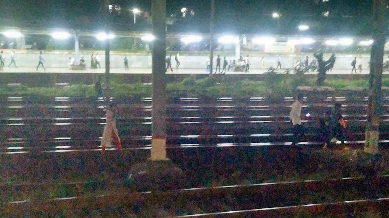 Mumbai: Central Railway commuters stranded for an hour over signal breach