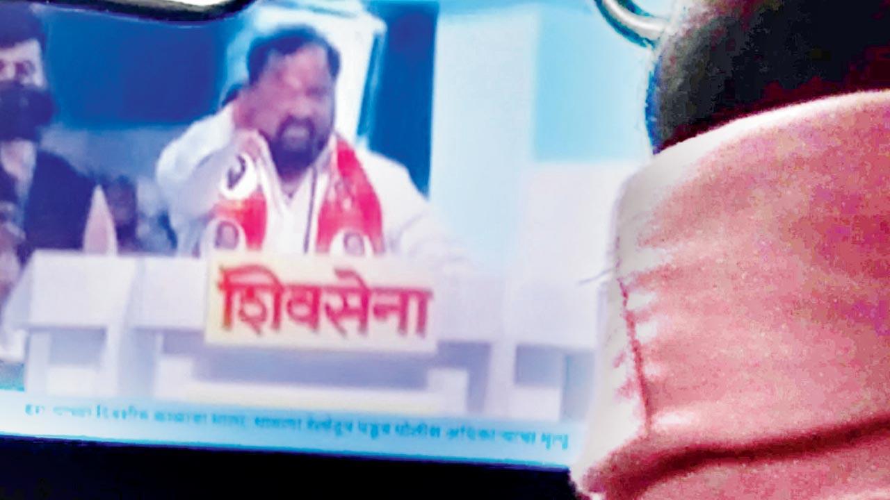 Mumbai: Contractor pulled up for telecast of CM Eknath Shinde's rally on local trains